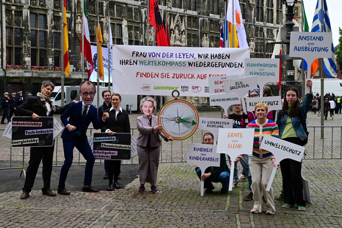 🏅Ursula von der Leyen hat heute in Aachen den renommierten #Karlspreis bekommen – und von uns gabs noch einen symbolischen Wertekompass obendrauf. Denn während sie für ihre Verdienste um den #EUGreenDeal geehrt wird, wickelt sie Kernprojekte daraus gerade selbst wieder ab!

1/4