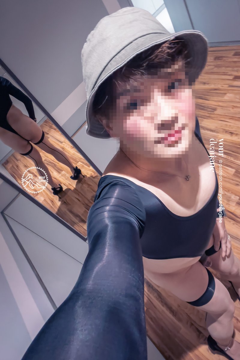 著到咁淫出男廁露出，仲要走埋去門口嘅連身鏡自拍，真係幾刺激