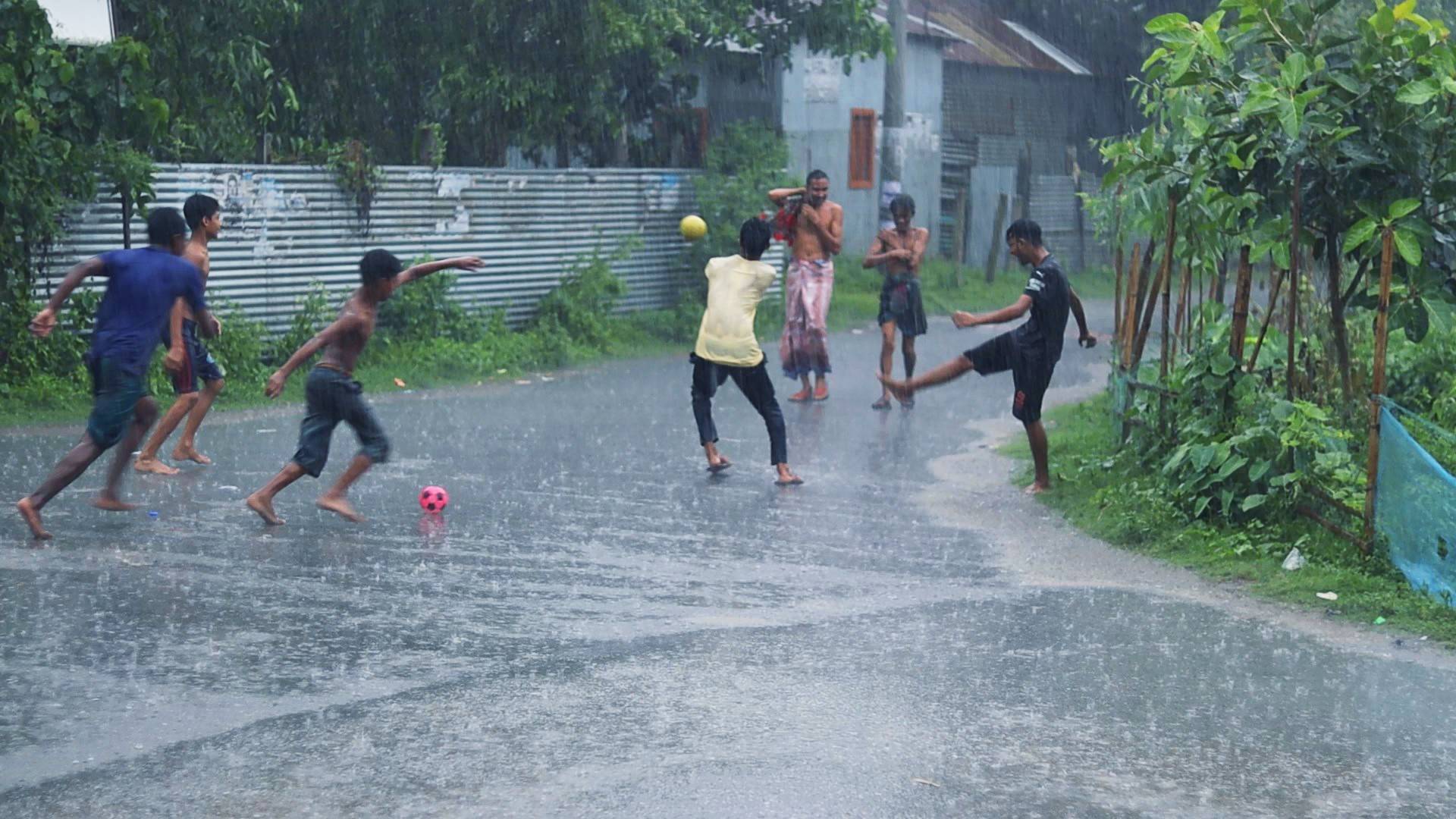 সারা দেশে বৃষ্টি: নিম্নচাপের প্রভাবে আবহাওয়ার পরিবর্তন