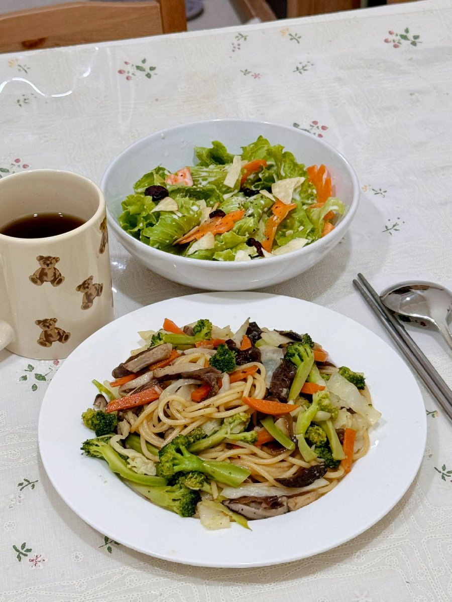 台北の雨の後の天気はやはりとても蒸し暑いです。自分は漢方薬の材料とお茶を入れて暑さを解きます。
炒め野菜パスタ
サララです
菊明目茶です