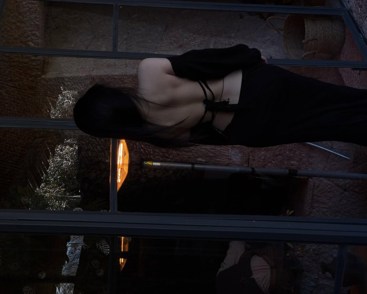 穿著這件令人驚嘆的衣服，我開始擺出各種精彩的姿勢，並在社交媒體上分享。你怎麼認為？很美不是嗎？