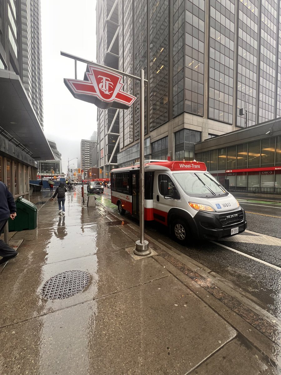 henrygart_'s tweet photo. Ongoing issue: TTC vehicles blocking the bike lanes at Bloor &amp; Yonge, and not only them, all sort of vehicles dropping off / picking up passengers for the subway, or parcels, causing unsafe conditions for both bike riders and pedestrians. We need a designated location for this! https://t.co/rtXmsG7pHj