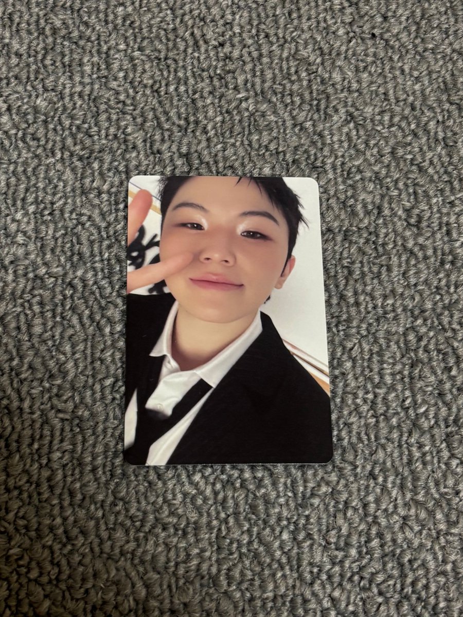 211__lee's tweet photo. @mipon_svt 検索より失礼いたします。
当方画像1枚目のウジのトレカを所持しているのですが、お借りした画像2枚目の⭕️のディノとの交換は可能でしょうか？
ご検討いただけますと幸いです🙇🏻‍♀️ https://t.co/lUqdfNvDvD