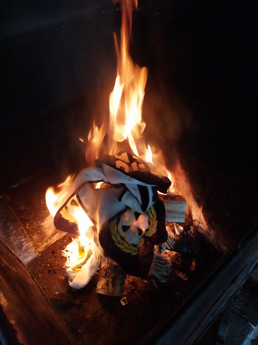 När man är och öppnar upp familjens sommarstuga och möts av den här vidriga halsduken. Aja den brann jävligt bra åtminstone.