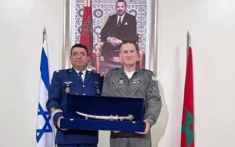 🇲🇦🇮🇱
🔴غير عادي..
ما الذي جرى للعرب⁉️‼️
تكريم غير مسبوق: المغرب العربية تمنح قائد سلاح الجو الإسرائيلي تومار بار "هدية الصداقة" خلال مناورات الأسد الأفريقي 2025! التي أُقيمت في المغرب.‼️

بار يسفك شخصياً دماء العرب في غزة ولبنان وسوريا واليمن..