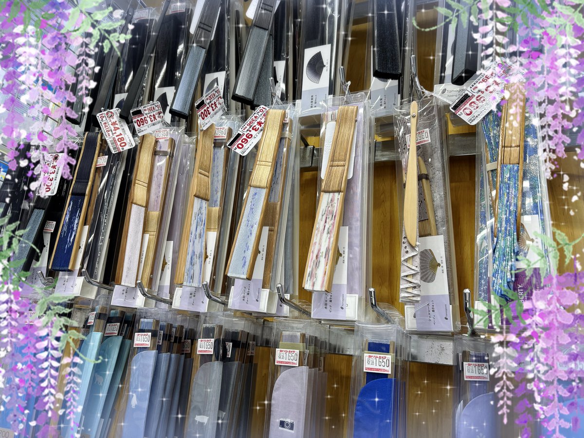 yodobashi_kawa's tweet photo. ╭━━━━━━━━╮
 #扇子 はじめました🪭
╰━ｖ━━━━━━╯

暑くなる季節にぴったり☀
涼しくておしゃれな“扇子”
2F文具売場で販売開始しました✨

カラー、デザイン色々🎵
ぜひお気に入り見つけてください☝️
#FINDYOURBEST

➡https://t.co/51xUxoIVhn https://t.co/Q2B6uCRE0S