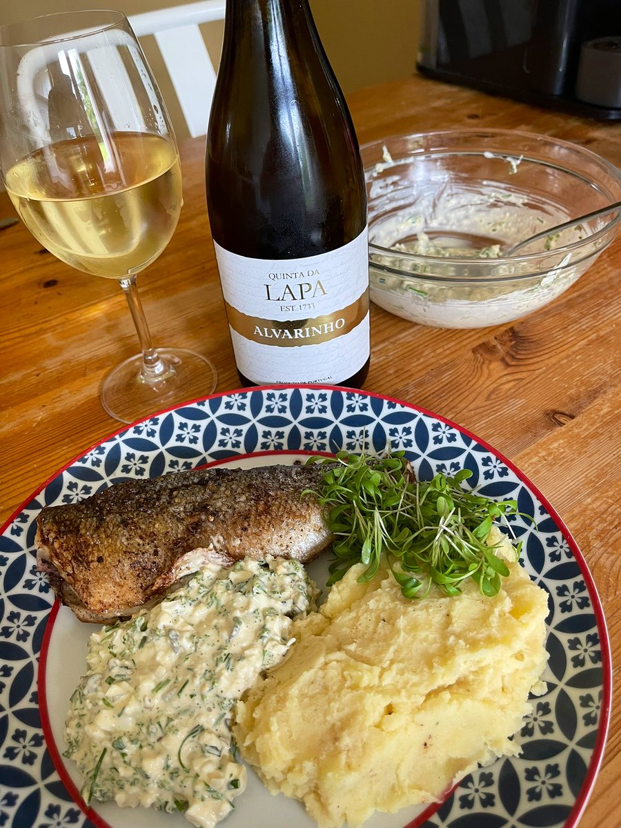 joukesp's tweet photo. #ThursdayLunch #Seabass #TartareSauce #PotatoMash
A leisurely Thursday morning on Ascension Day! Shopping done yesterday. Devoted my time to prepare baked seabass w tartare sauce (1st time!) w (classic) potato mash. This is good!
Alvarinho by @quintadalapa, adequate as always, https://t.co/mHxZTPIppX