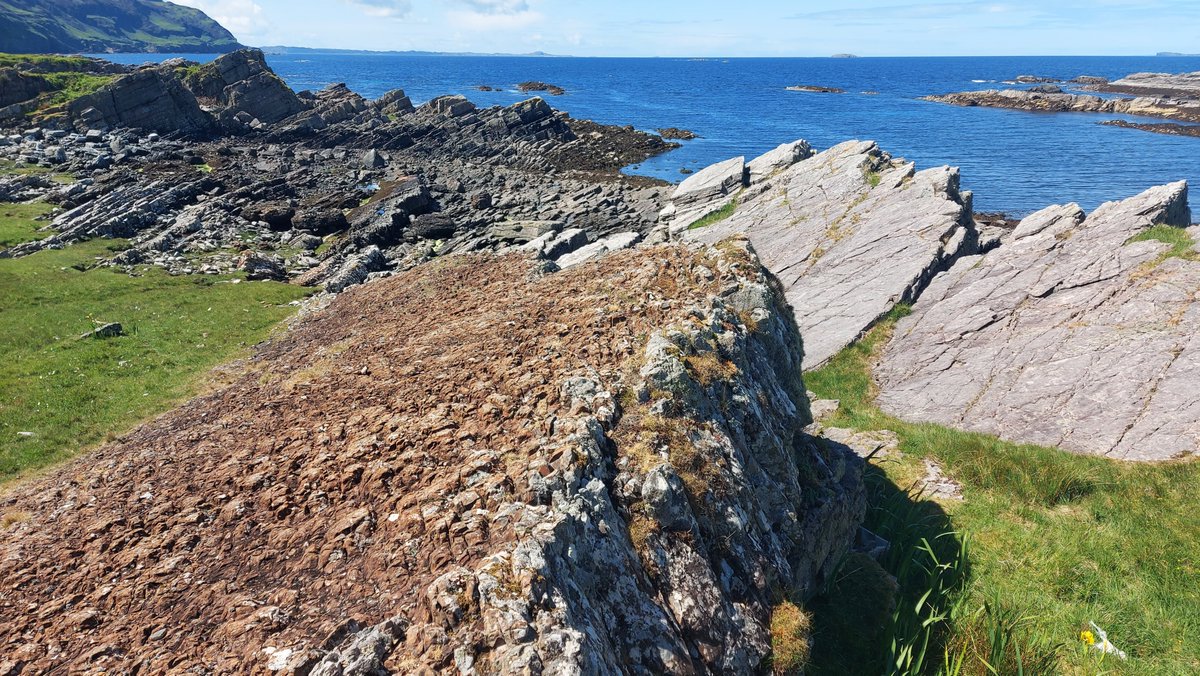 Great geology trip today to the Gribun / Loch na Keal area. So much nice geology along that coast, and so acessible too! Alt text in pics for descriptions