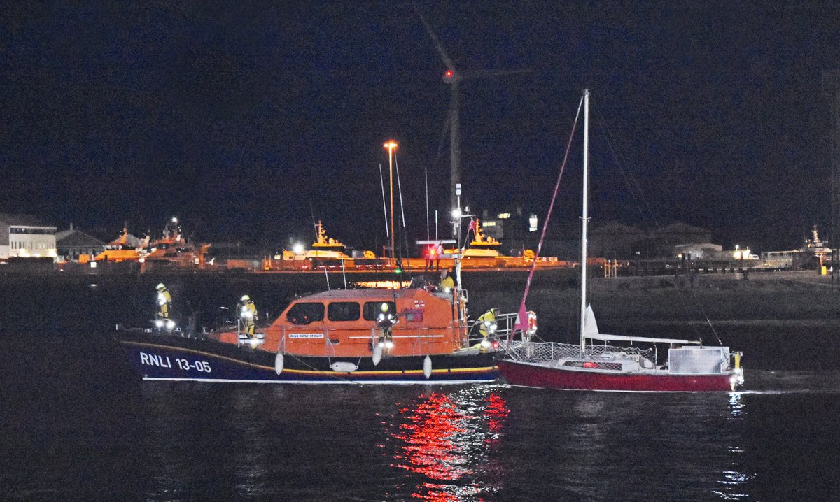 Callout at 10.08pm last night to a lone sailor on a 32ft yacht stranded with engine failure two miles east of Lowestoft.  It was agreed that a tow was necessary and with a line connected the vessel was towed to the yacht marina arriving at midnight and met by coastguard teams