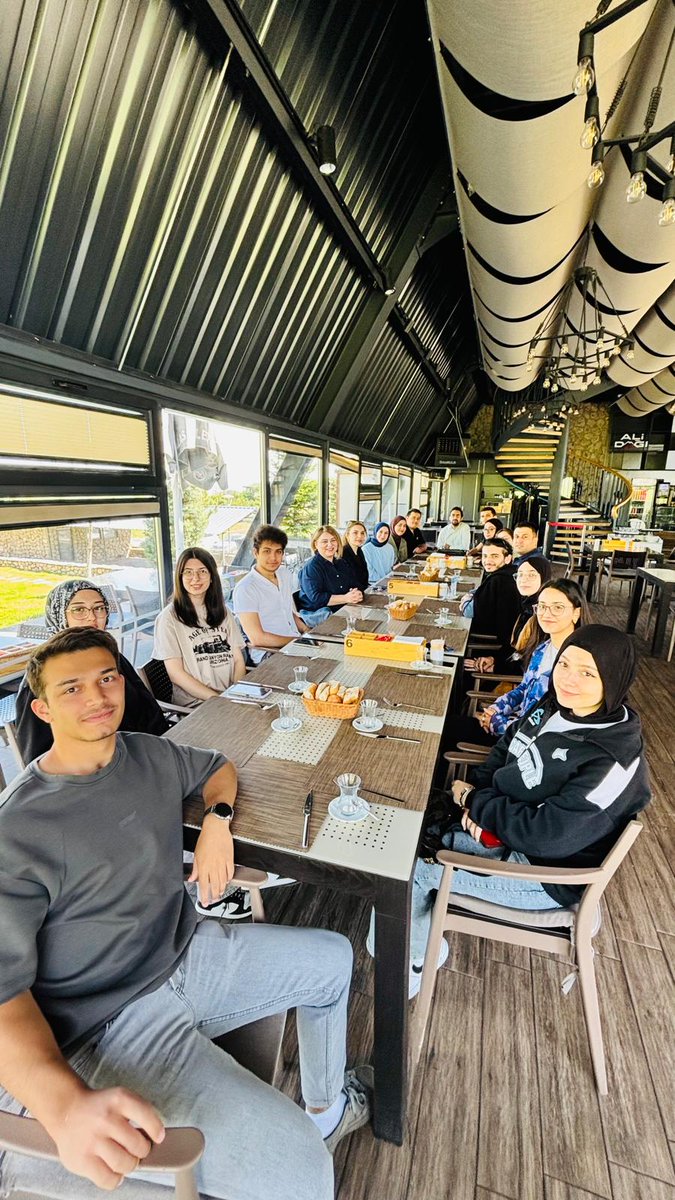 Fakültemiz Endüstri Mühendisliği öğretim elemanları ve öğrencileri dönemin yorgunluğunu atmak ve yarıyıl sonu sınavlarına motivasyon amaçlı kahvaltı etkinliğinde bir araya geldi.