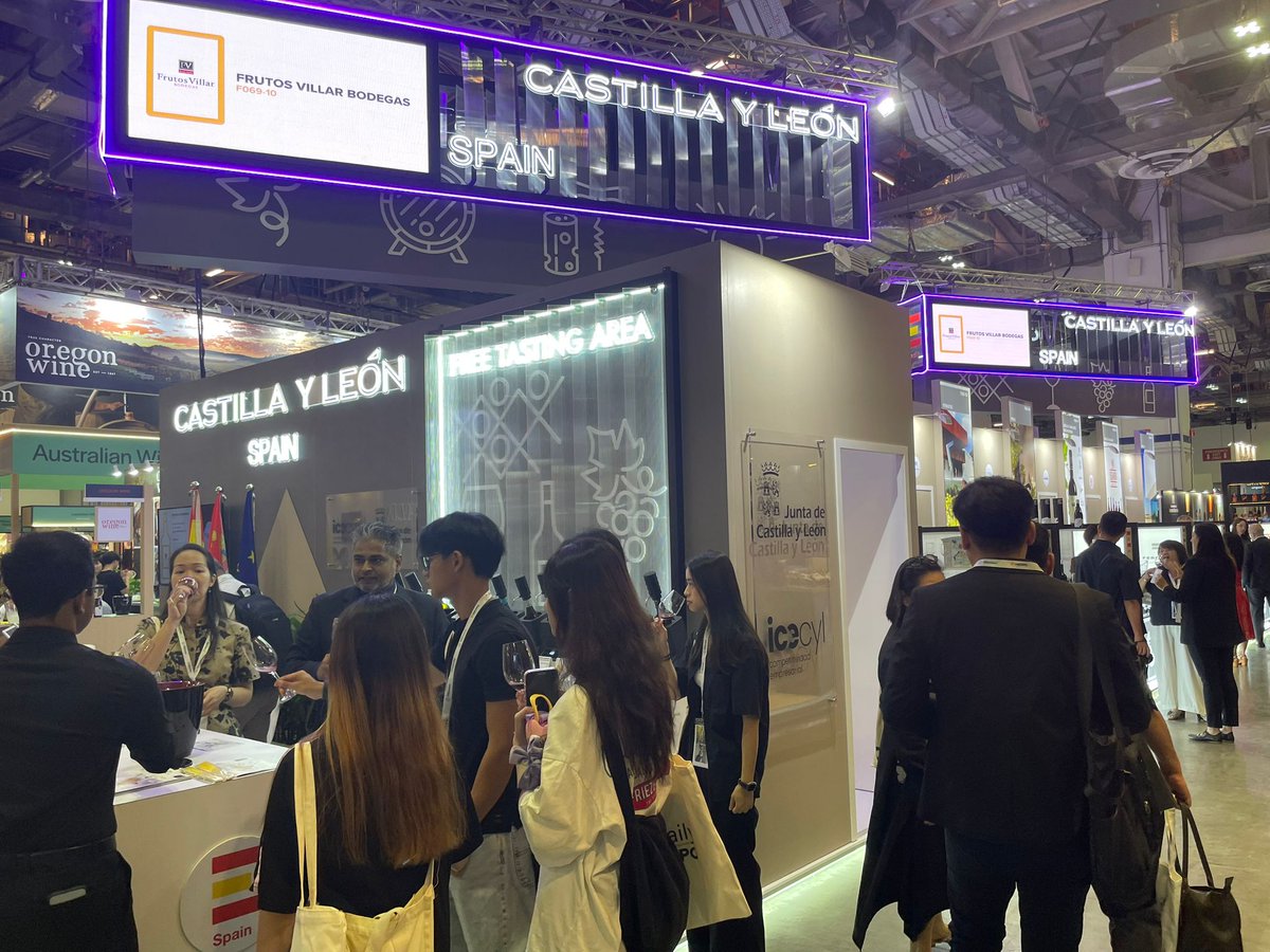 Punto y final en  #VinexpoAsia25 con la que ponemos el broche de Ferias del primer semestre del año
🤝<a href="/Matarromera/">Matarromera</a>, Frutos Villar, Bigardo, Monte la Reina, Mazas, <a href="/BVeganzones/">Bodegas Veganzones</a> , Milénico, Cuatro mil Cepas, <a href="/ferratusbodegas/">Ferratus</a>, Pinea, <a href="/torrederos/">TORREDEROS Bodegas y Viñedos</a>, Cepa 21, <a href="/BodegasTamaral/">Bodegas y Viñedos Tamaral</a> , Atauta