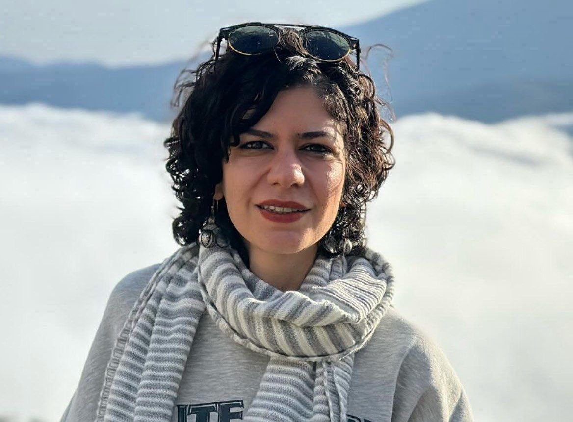 موکل‌ام خانم #نسیم_سلطان‌_بیگی،به دلیل آسیب‌های ناشی از زندان،رای عدم تحمل حبس ازپزشکی قانونی دریافت کرد.اما شعبه۳۶دادگاه تجدیدنظر به ریاست قاضی حوزان به جای تعیین مجازاتی غیرحبس،برای دومین بارخلاف مقرارت پرونده رامجددا به اجرای احکام عودت داده‌ که چرخه‌ای باطل است #زندانی_سیاسی