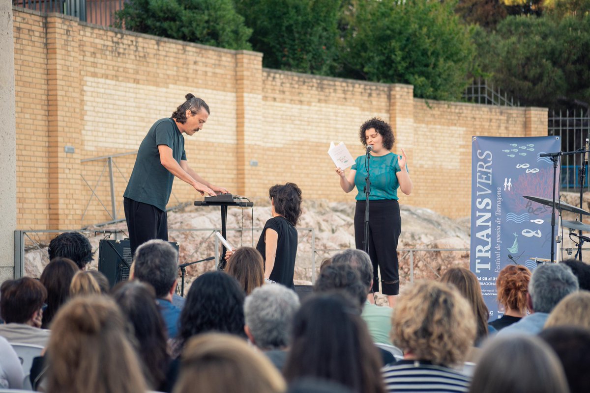 Transvers, Festival de Poesia Tarragona (@transverspoesia) on Twitter photo OBRIM NOUS PASSOS | Vam arrencar el #Transvers2025 amb força!
L’amfiteatre es va omplir de poesia i música amb Los Sara Fontan i les veus joves prometedores de @mariamin, Misael Alerm, <a href="/LaiaMLlobera/">Laia M. Llobera</a> i Paula S. Piedad.
🥂 Vam acabar brindant per la poesia!
Gràcies per venir! OBRIM NOUS PASSOS | Vam arrencar el #Transvers2025 amb força!
L’amfiteatre es va omplir de poesia i música amb Los Sara Fontan i les veus joves prometedores de @mariamin, Misael Alerm, <a href="/LaiaMLlobera/">Laia M. Llobera</a> i Paula S. Piedad.
🥂 Vam acabar brindant per la poesia!
Gràcies per venir!