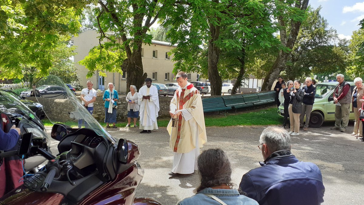 Jeudi de l'Ascension, à la mi-journée, des motards et leurs motos ont été bénis par Don Xavier Camus, recteur du sanctuaire #NotreDamedeMontRoland à Dole. Interviews demain à 6h45, 9h et 19h sur <a href="/RcfJura/">RCF Jura</a> 📻 <a href="/g_rochon_rcf/">Guillaume Rochon</a>