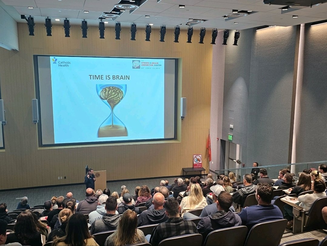 strokecareli1's tweet photo. Thank you Nassau County Police Department for inviting Dr. Kimon Bekelis  to give the plenary talk at your Stroke Awareness and Care Seminar! We are grateful for everything our first responders do to change the course of stroke every single day!

#stroke #ems #brainaneurysm https://t.co/a9UwTIUWCK