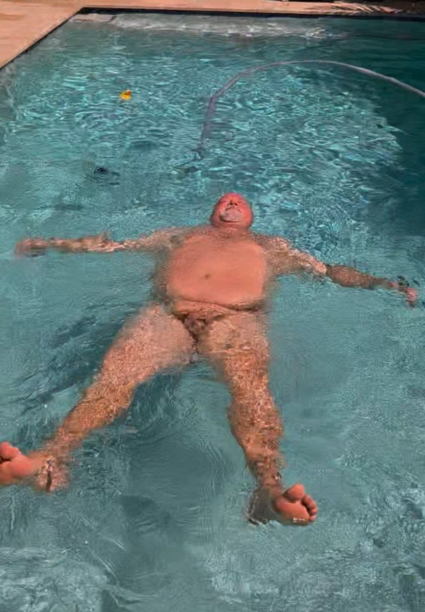 Floating belly up! #barrigão #bigbelly