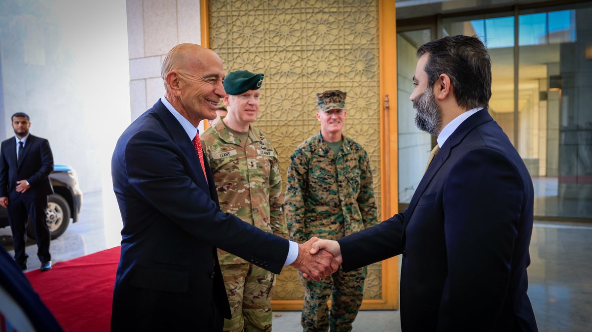 syrianmofaex's tweet photo. رئيس الجمهورية السيد أحمد الشرع برفقة وزيرا الخارجية والمغتربين السيد أسعد حسن الشيباني والدفاع السيد مرهف أبو قصرة ورئيس جهاز الاستخبارات العامة السيد حسين سلامة يلتقون في دمشق المبعوث الأمريكي الخاص إلى سوريا السيد توماس باراك. https://t.co/FSNc3YffbV