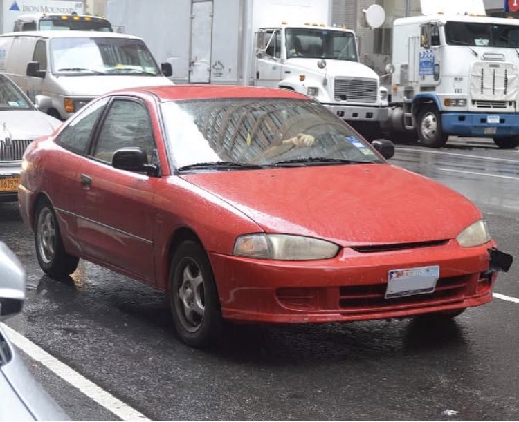 1low_so's tweet image. 12年前の今頃。
2013年ニューヨーク🗽🇺🇸にて。
渡米中唯一遭遇できたTEXASナンバーのミラージュ・クーペ。
傘ぶん投げて撮影した写真。
車内から指さされてるけど、不審者扱いw
#三菱ミラージュ
#mitsubishimirage
#MIRAGEcoupe
#NY🗽