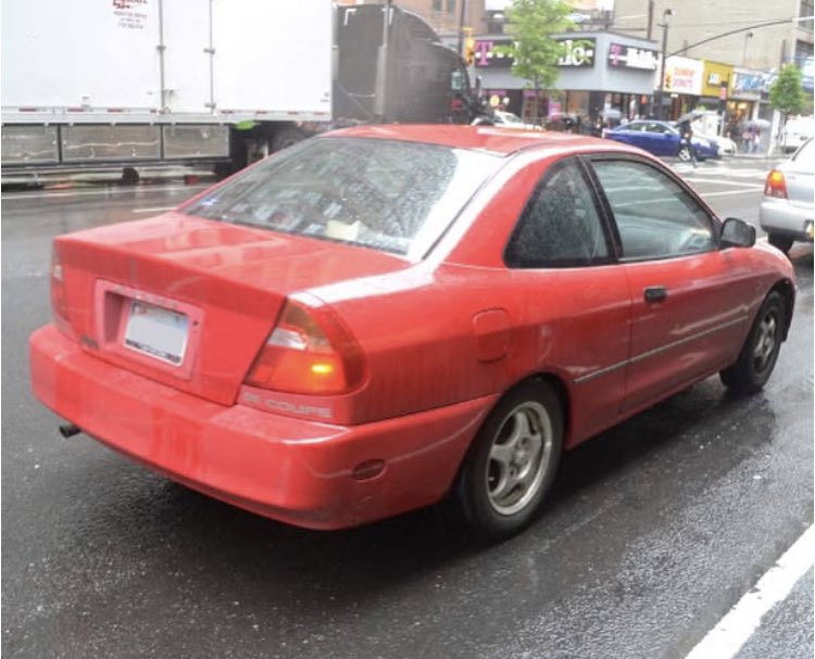 1low_so's tweet image. 12年前の今頃。
2013年ニューヨーク🗽🇺🇸にて。
渡米中唯一遭遇できたTEXASナンバーのミラージュ・クーペ。
傘ぶん投げて撮影した写真。
車内から指さされてるけど、不審者扱いw
#三菱ミラージュ
#mitsubishimirage
#MIRAGEcoupe
#NY🗽