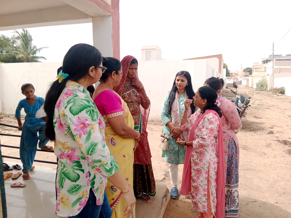 આજરોજ લખપતઘટકનાં માતાનામઢ આં.વા કેન્દ્ર 2 ની મુલાકાત માન.આસિસ્ટન ડાયરેક્ટર શ્રીનયનાબેન પારગી દ્વારા લેવામાં આવી વાલી સાથે મુલાકાત લીધી તેમજ માતાના મઢ અને ના.સરોવર સેજાનાં કાર્યકર બહેનો ની સેક્ટર મિટિંગમાં હાજરીઆપી બાળકોના વજનઊંચાઈ સાચા કરવા c- mam કાર્યકમ વિશે વિસ્તૃત જાણકારી આપી