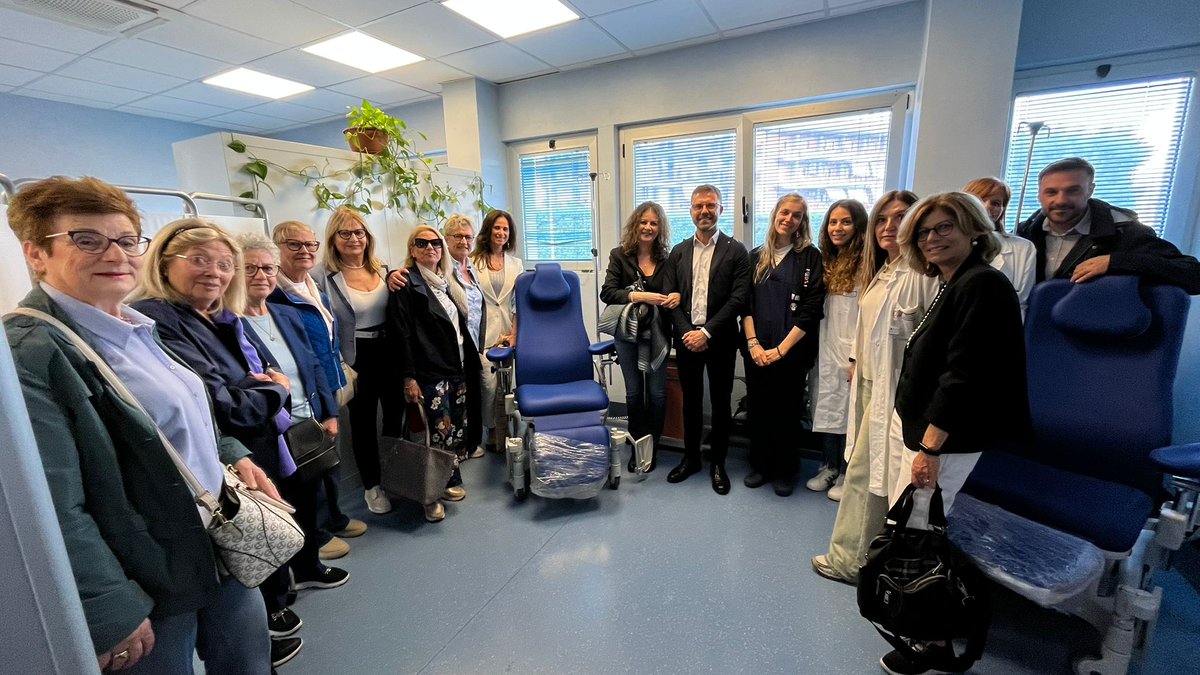 L’Associazione #LaDoppiaElica dona due poltrone automatizzate alla #Radiologia dell’#OspedalediMolfetta. Massimo #comfort per i pazienti sottoposti ad #ecografie interventistiche, tra cui procedure delicate come le #biopsie di organi. 
#ASLBari #donazione #umanizzazionedellecure