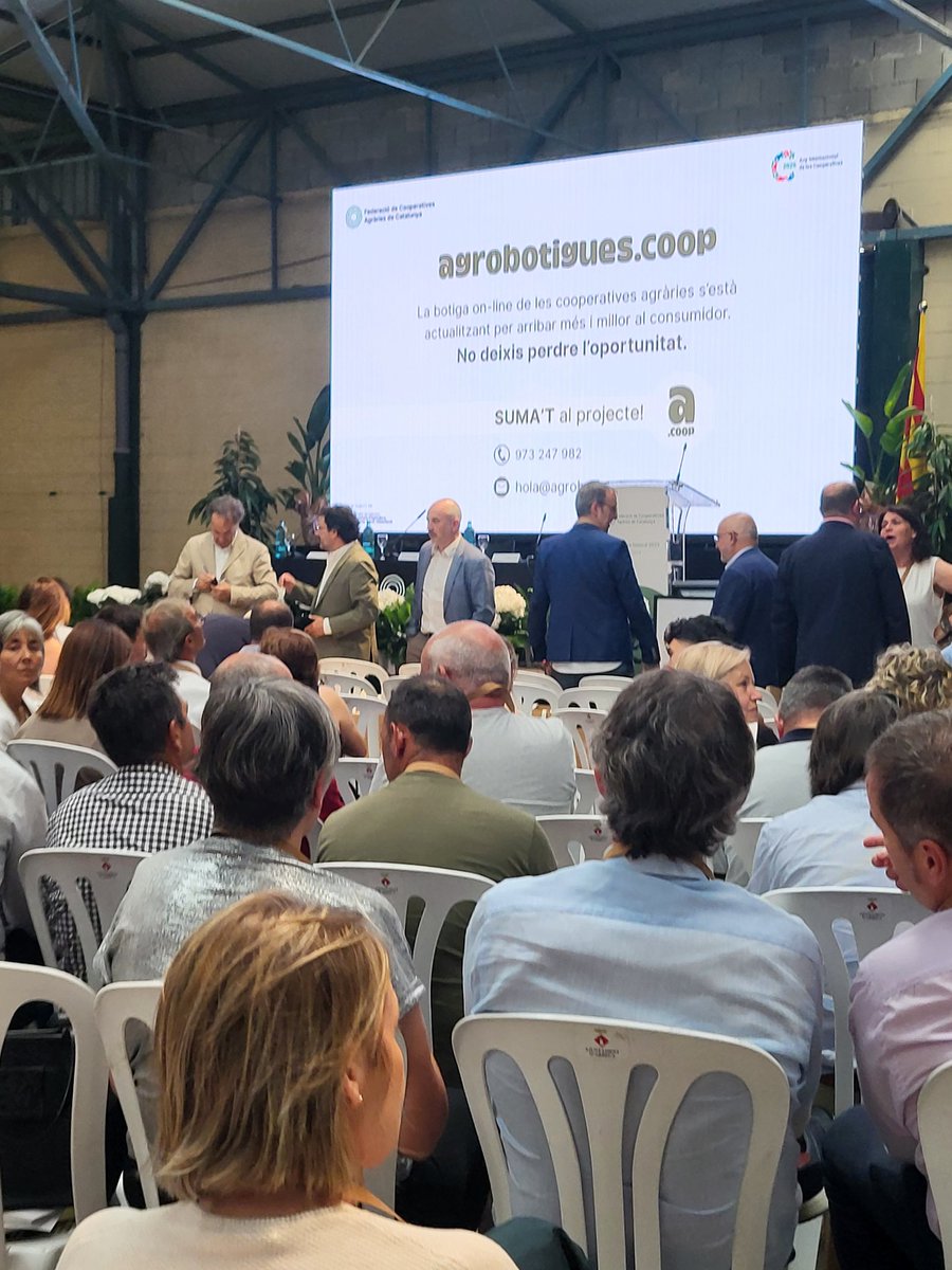 NuriaLozanoMont's tweet photo. Les cooperatives construeixen un món millor i són clau per enfortir una pagesia de proximitat, sostenible, transformadora i vertebradora del territori. Avui la @coopagrariesCAT celebra la seva Assemblea General a Arbeca. Moltes gràcies per convidar -nos. Salut I bon treball https://t.co/yHgCPTreed