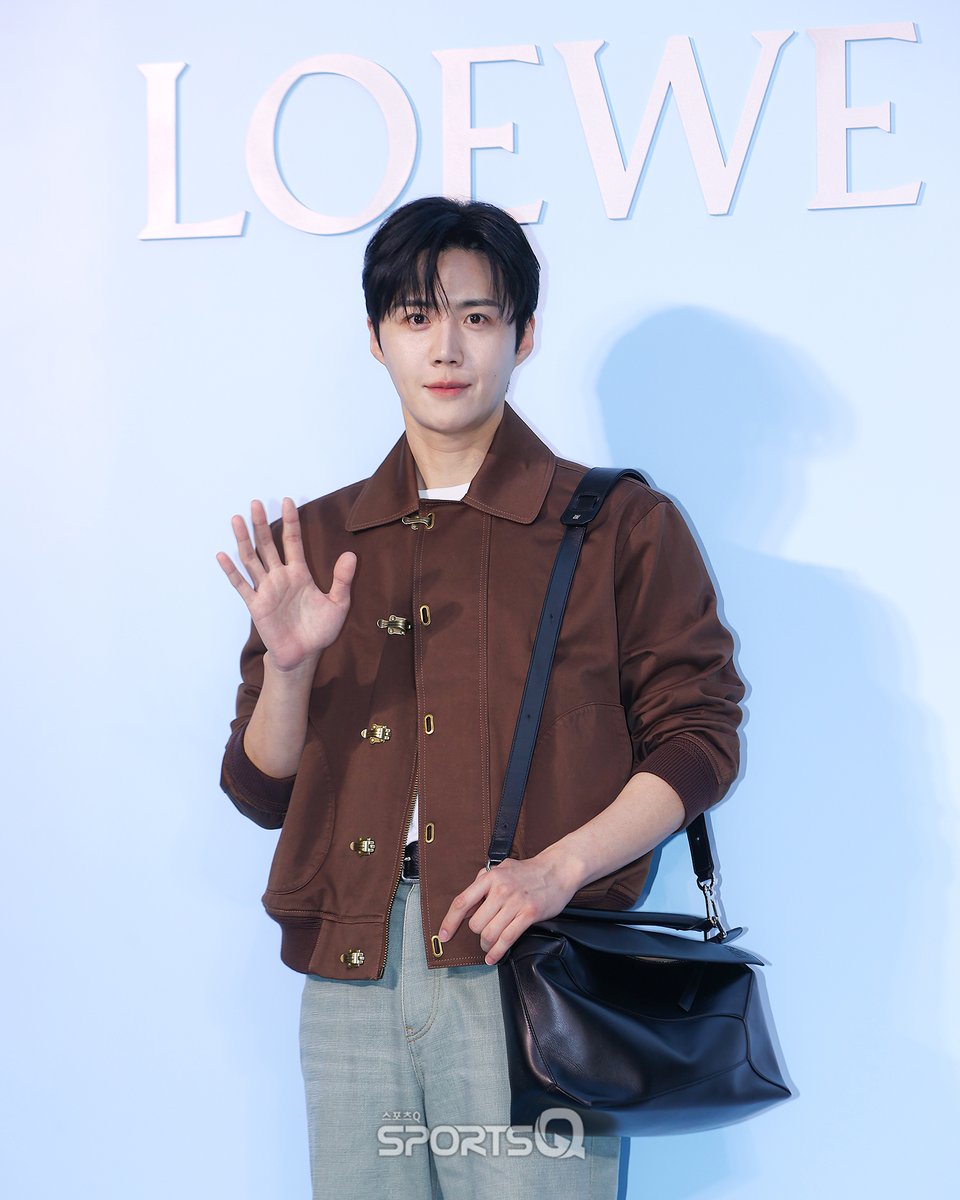sportsqnews's tweet photo. [#포토Q] 250529 김선호 ‘LOEWE’ 포토콜

📌https://t.co/9oyiSvY7Xq

#김선호 #KimSeonho
#LOEWE #로에베 https://t.co/DHD7N540E1