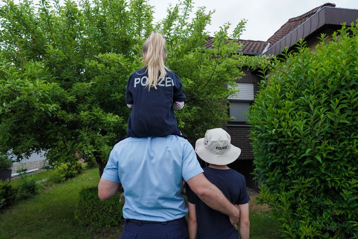 Heute ist #Vatertag – doch viele Papas bei uns sind im #Einsatz.
Statt Familienfrühstück: Dienstbeginn.
Statt Kuscheln: Lagebesprechung und Präsenz zeigen.

Der Spagat zwischen Beruf und #Familie ist groß – danke für eure Stärke und euren täglichen Einsatz.
Danke, dass ihr beides