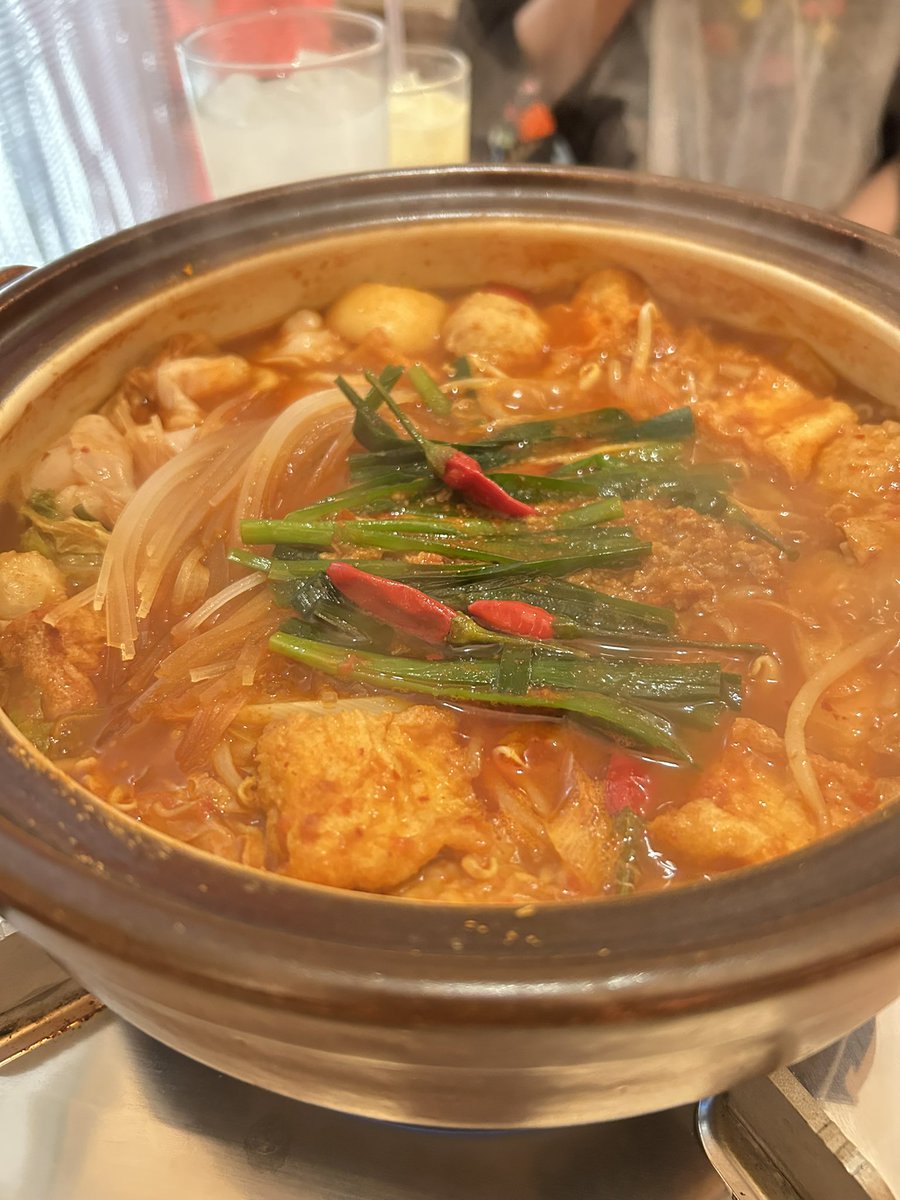 megenai_chan's tweet photo. 赤からの激辛鍋（30番）チャレンジしてきた🌶
カルピス×1、生卵×2、アイス×2でなんとか具材完食
超絶地獄を見たのに既にもっかい食べたくなっている、激辛中毒おそろしい、、、、 https://t.co/8RNznrq9KJ