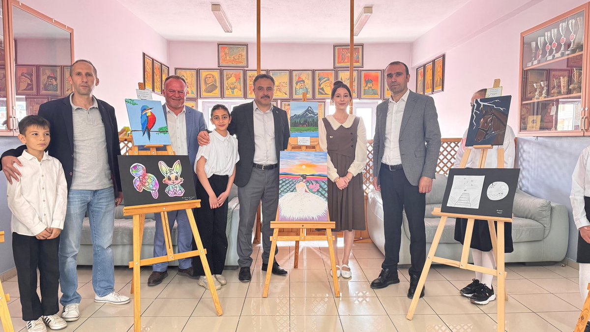 SiranMEM's tweet photo. Yunus Emre Ortaokulu, Görsel Sanatlar Kulübü öğretmeni Afra Banu AYGÜN rehberliğinde hazırlanan akrilik boya sergisiyle öğrencilerimizin sanata olan ilgisini ve yaratıcılığını gözler önüne serdi. https://t.co/iT1R5ZtnwV