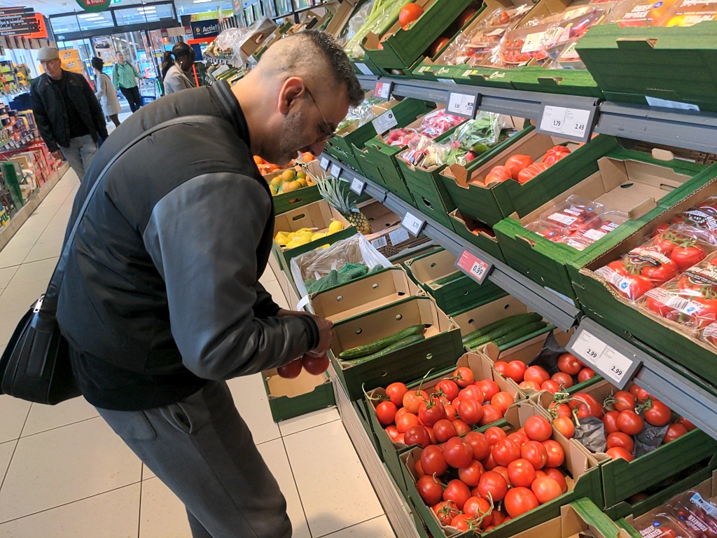 Here is <a href="/ChaosMachineGR/">ChaosMachineGR</a> shopping WoWS playerbase 😂