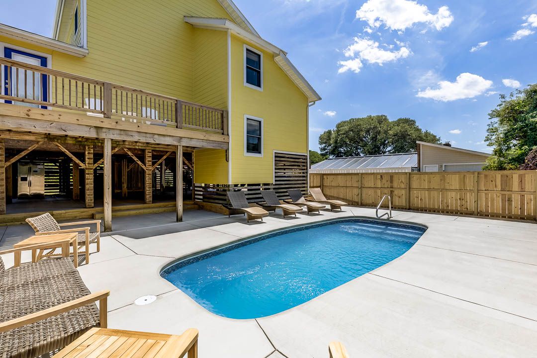 outerbanks's tweet image. 🍋 Construction at NP001-The Spice Rack is complete! 
This Duck getaway has a brand new private pool 🏊‍♀️— just in time for your 2025 #OuterBanks vacation. #obx #obxvacation 

 💸 Save 20% on open 2025 weeks! June | July | August availability 🔗 bit.ly/3WHbvQe