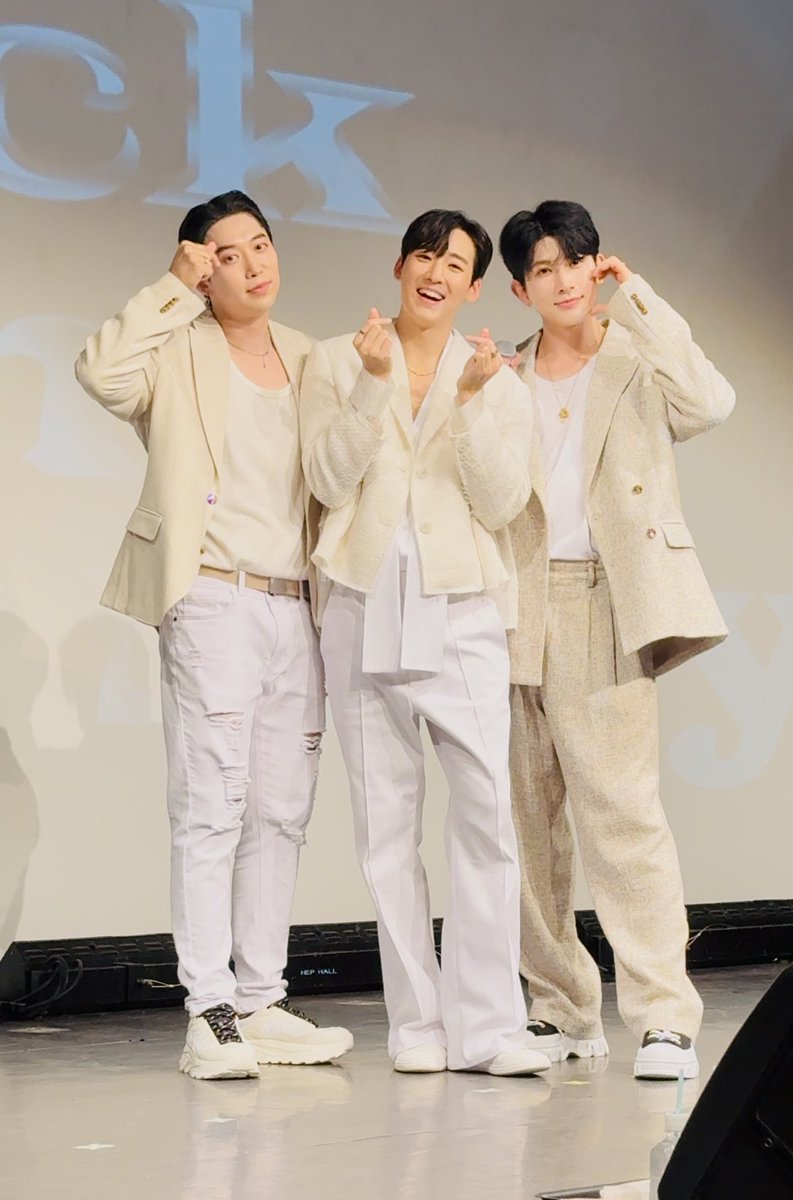 NoHoonNoLife's tweet photo. 2025.05.29 #HOON #KEVIN #KISEOP SPECIAL FAN-LIVE IN JAPAN Back in Harmony 
OSAKA https://t.co/oAh7eQnJUW