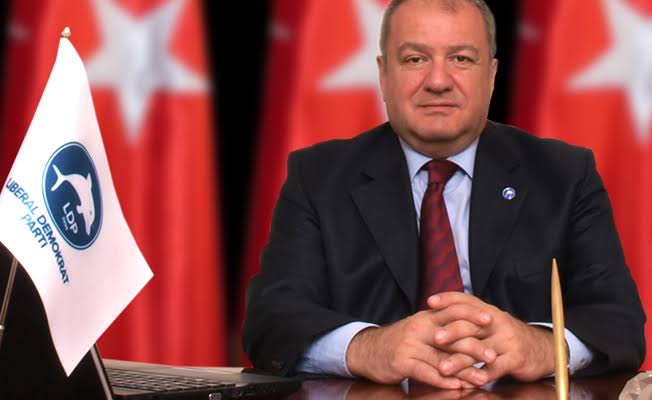 Cem Toker: “Bir kanalı 10 gün kararttığınız, tweet atan gençleri, sadece ayakta duran gençleri bile içeri attığınız bu günlerde, bu millete hangi özgürlüğü vermek istiyorsunuz da, mevcut anayasanın hangi maddesi buna mani oluyor?”