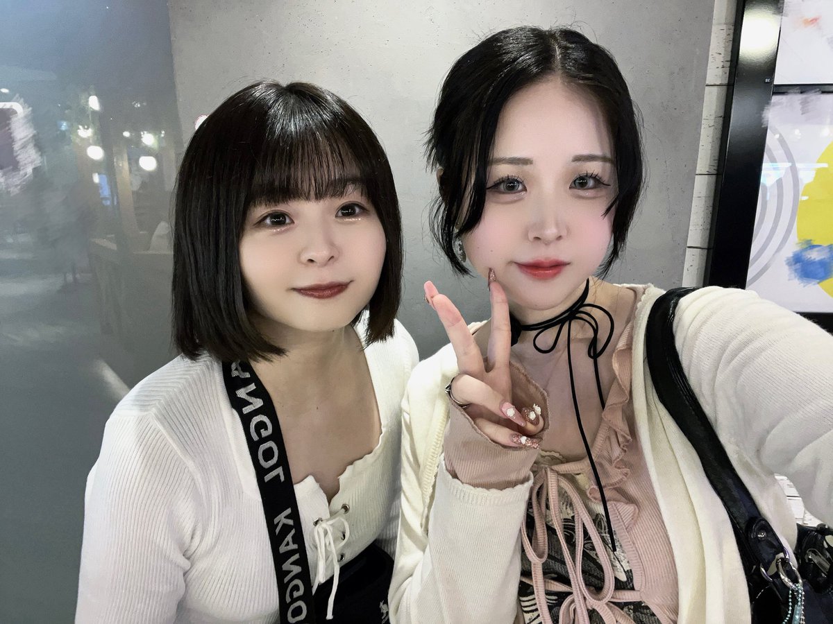 昨日だいすきなめいちゃんに会ってきた🍀ˊ˗
変わらなすぎて嬉しかったし「え？今黒髪なの？」って言われて、そういえばめいちゃんと出会った時金髪だったな〜と懐かしく思った日でした( ՞. ̫.՞)♡

また遊んでね！だいすき💞.⋆𝜗𝜚