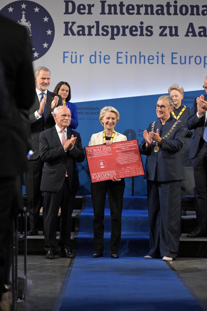 Pinhopau's tweet image. This empathy, this solidarity, this culture. This is what makes us Europeans. And this is what makes me look to the future of our Union with resolve and optimism. This is the legacy we must pass on to our children.
Full speech ↓
europa.eu/!nqBnhD