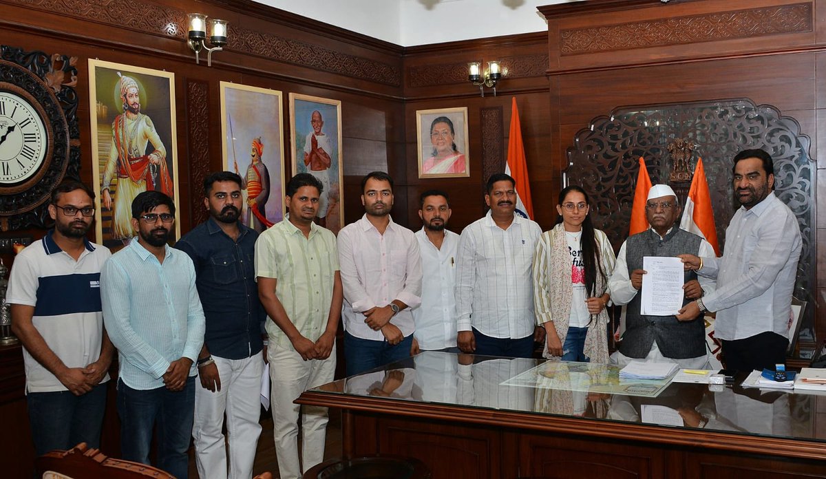 Vikas Bidhuri | विकास बिधूड़ी 🇮🇳 (@vikasbidhurii) on Twitter photo RPSC पुनर्गठन एवं SI भर्ती रद्द की मांग को लेकर आज जयपुर स्थित राजभवन में सांसद हनुमान बेनीवाल के नेतृत्व में महामहिम राज्यपाल श्री हरिभाऊ बागडे जी से मुलाकात की |
<a href="/RajBhavanJaipur/">Raj Bhavan Rajasthan</a>
<a href="/BagadeHaribhau/">Haribhau Bagade</a>
<a href="/hanumanbeniwal/">HANUMAN BENIWAL</a> RPSC पुनर्गठन एवं SI भर्ती रद्द की मांग को लेकर आज जयपुर स्थित राजभवन में सांसद हनुमान बेनीवाल के नेतृत्व में महामहिम राज्यपाल श्री हरिभाऊ बागडे जी से मुलाकात की |
<a href="/RajBhavanJaipur/">Raj Bhavan Rajasthan</a>
<a href="/BagadeHaribhau/">Haribhau Bagade</a>
<a href="/hanumanbeniwal/">HANUMAN BENIWAL</a>