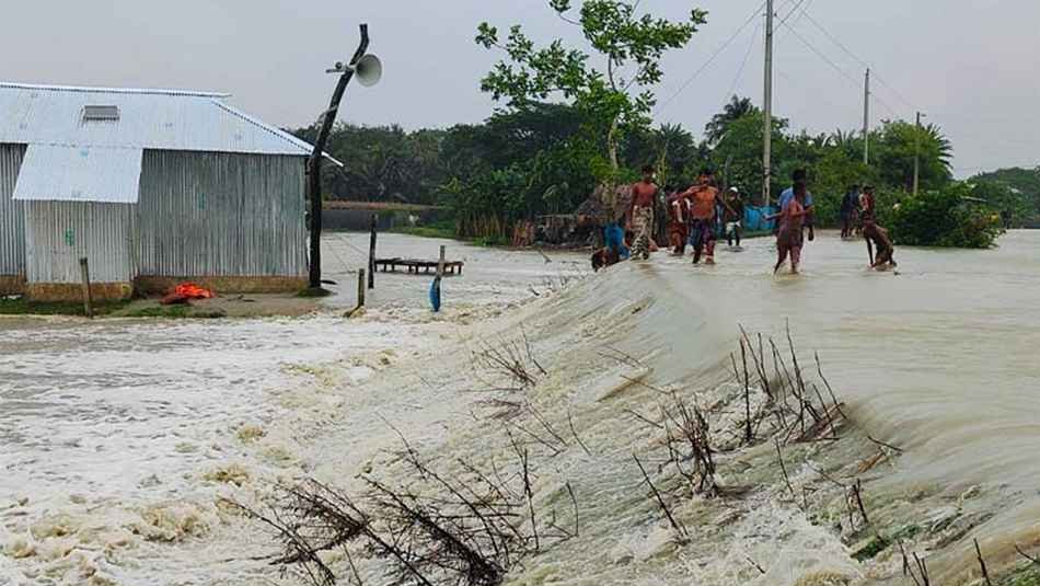 গভীর নিম্নচাপ উপকূল অতিক্রম করছে, ১৬ জেলায় জলোচ্ছ্বাসের শঙ্কা