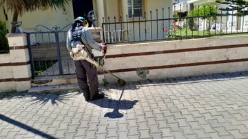 Didim Belediyesi ekipleri ot biçme çalışmalarında