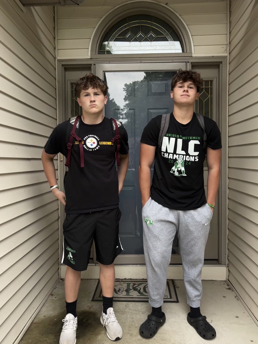 ck5121's tweet photo. How does this keep happing…. First day of school vs the last day of school.. Growth… 💚After today… we’ll have a sophomore and a 8th grader!!! We are so lucky these 2 are ours! #lastdayofschool 💚 I hope they have the best day! 💚@CoachKoehlerCHS https://t.co/GUbI6wbxOl