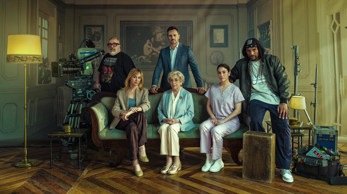 horrorlosers's tweet photo. Álex de la Iglesia + Carmen Maura es una fórmula que echábamos mucho de menos. El director español empieza a rodar LA CUIDADORA, su nuevo thriller para Netflix, sobre una señora dependiente y la angelical enfermera que llega para atenderla, que guarda un secreto bastante oscuro. https://t.co/8kvam1wfdo