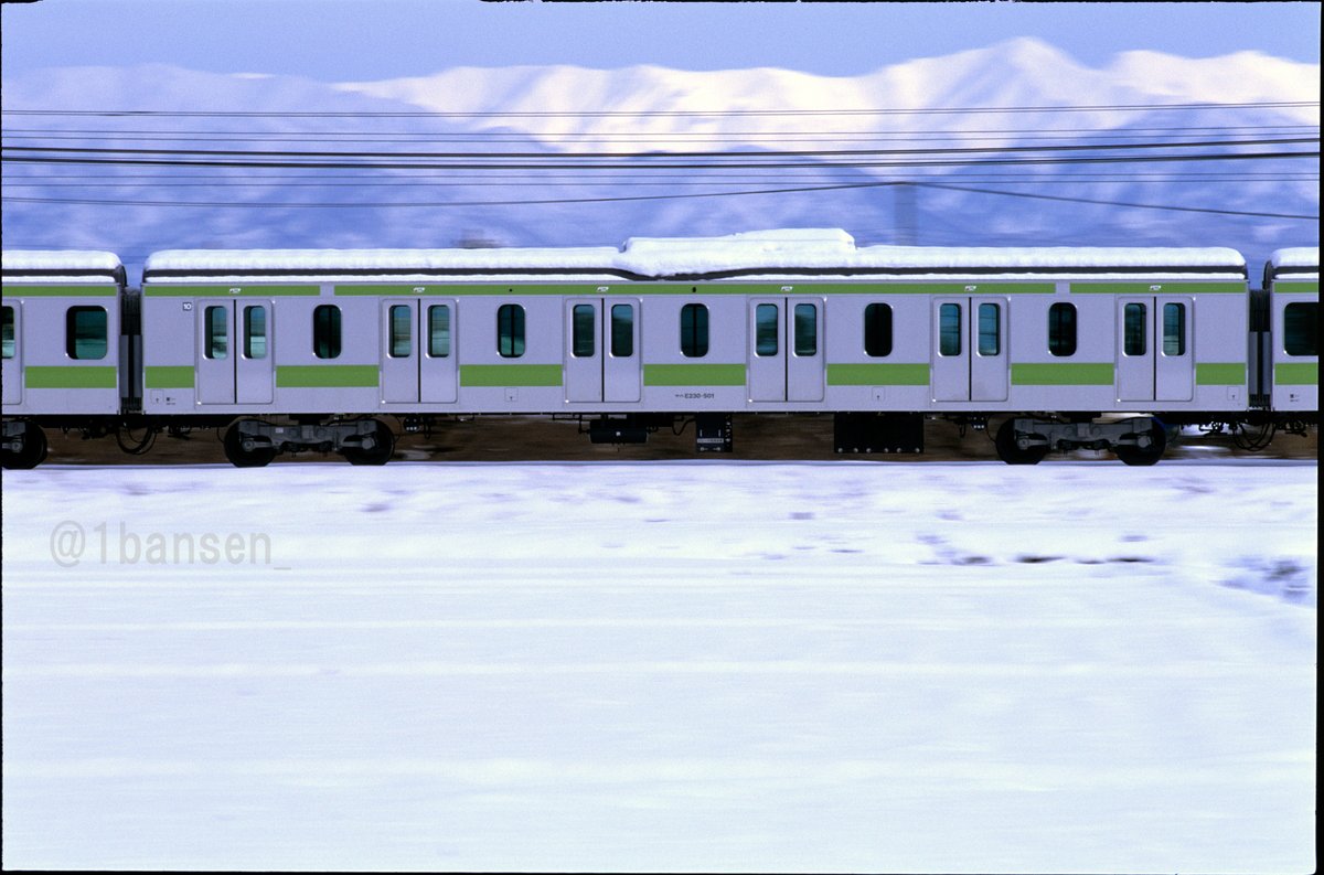 1bansen_'s tweet image. #皆さんの中間車の画像見せて
サハE230-501。山手線用E231系500番台の第1号編成試運転は雪晴れの日でした。02年1月7日 信越本線荻川‐さつき野。特徴ある6扉車が飯豊山バックで駆けて行きます。