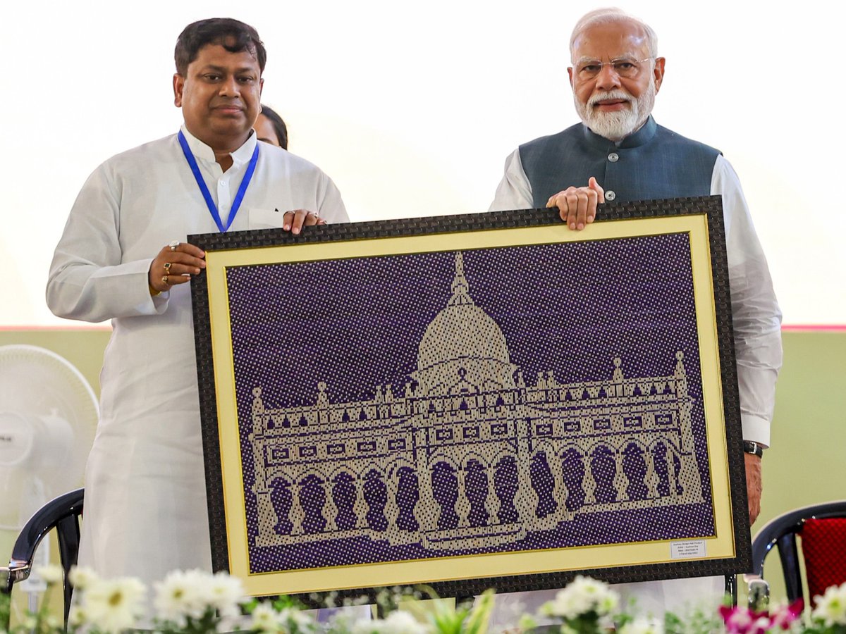 BPCLimited's tweet photo. It was a momentous occasion for Bharat Petroleum today as the Hon’ble Prime Minister, Shri Narendra Modi, laid the foundation stone for BPCL’s City Gas Distribution (CGD) project in the Alipurduar and Coochbehar districts of West Bengal.

In his address, the Prime Minister emphasized that this initiative is not just about building infrastructure - it’s about empowering over 2.5 lakh households with clean, safe and affordable piped gas. With the construction of CNG stations, green fuel will now be more accessible - saving time, money and the environment.

This project, which is expected to generate over 22 lakh man-days of employment and reduce emissions equivalent to planting 50 lakh trees, will propel Eastern India toward a sustainable and energy-secure future.

@narendramodi 
@PetroleumMin 
@HardeepSPuri 

#BPCL #CGD #GreenEnergy #PMModi #ViksitBharat #EnergyForAll #CleanFuel