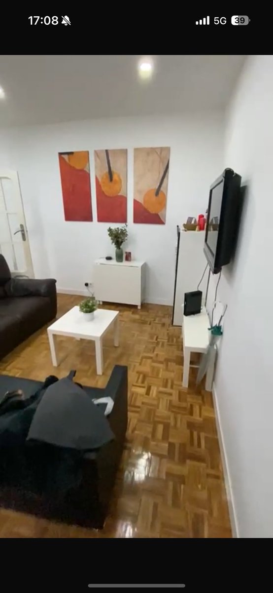 madlpn1's tweet photo. Se busca persona para entrar en Julio a la habitación 1, en un piso de 4 en Argüelles, 550/mes con calefacción central incluida en el piso. Los otros 3 somos estudiantes y trabajadores muy sociables, responsables, ordenados y LGTBI Friendly 😁 #pisosmadrid #alquiler #estudiantes https://t.co/v837zSThmy