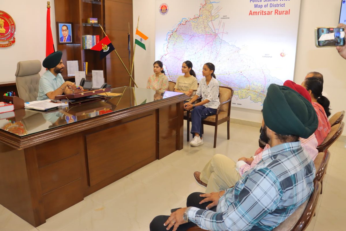 AmritsarRPolice's tweet photo. As per govt directions, Class 10+2 toppers visited SSP office Amritsar Rural, observed admin work & shared their aspirations. They were hosted for lunch & gifted books. (1/2)
#iaspire
#govtofpunjab
#sikhiyakranti https://t.co/mbGWaLqEjQ