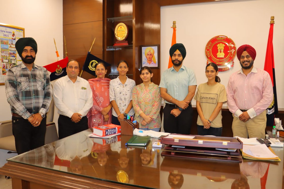 AmritsarRPolice's tweet photo. As per govt directions, Class 10+2 toppers visited SSP office Amritsar Rural, observed admin work & shared their aspirations. They were hosted for lunch & gifted books. (1/2)
#iaspire
#govtofpunjab
#sikhiyakranti https://t.co/mbGWaLqEjQ