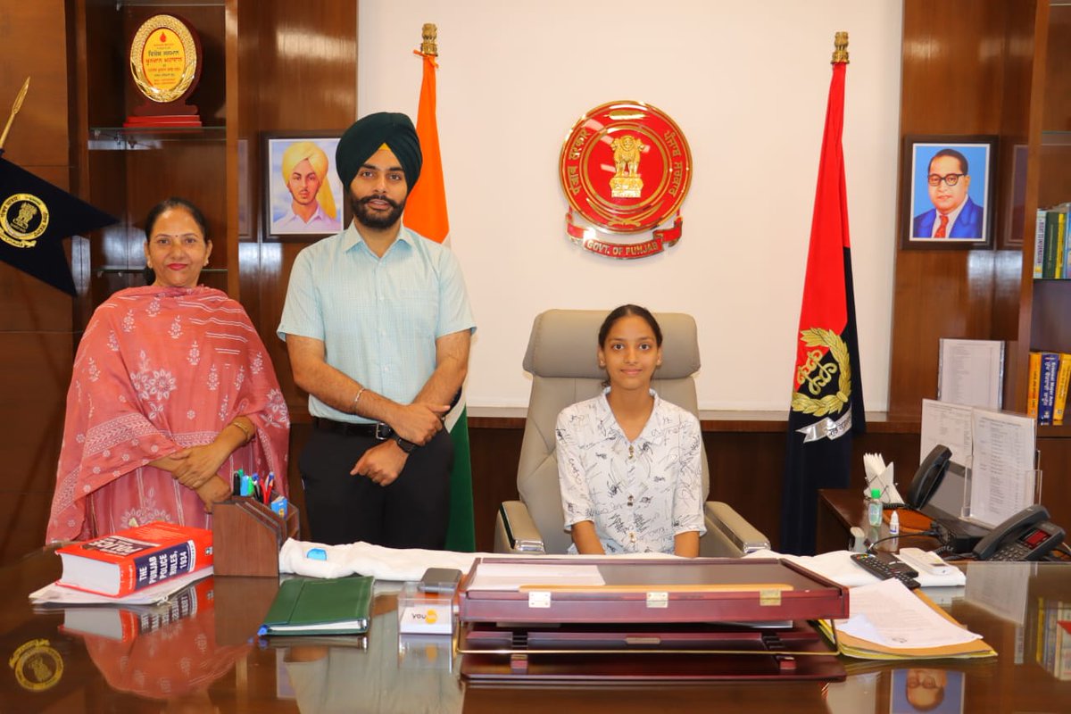 AmritsarRPolice's tweet photo. As per govt directions, Class 10+2 toppers visited SSP office Amritsar Rural, observed admin work & shared their aspirations. They were hosted for lunch & gifted books. (1/2)
#iaspire
#govtofpunjab
#sikhiyakranti https://t.co/mbGWaLqEjQ