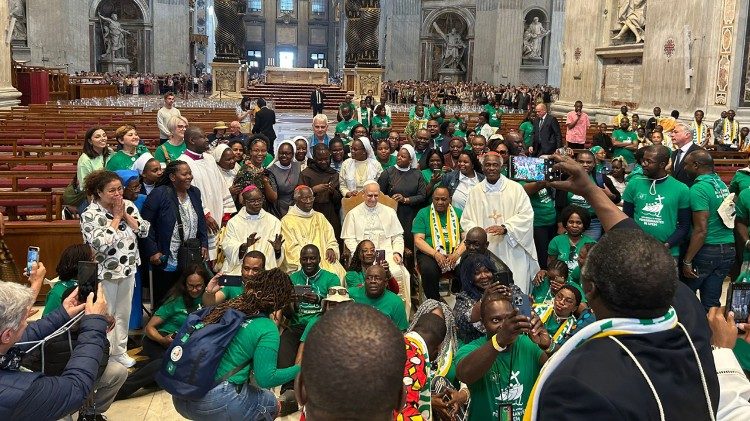redes_africa's tweet photo. El Papa a la peregrinación jubilar de África: Sean signos de esperanza en el mundo. https://t.co/K2vlOEpUwV https://t.co/I6qFGCPhQf