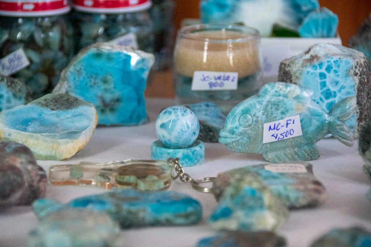 acentodiario's tweet photo. El larimar demuestra como un recurso natural puede convertirse en un motor de desarrollo económico, cultural y turístico si se gestiona con visión sostenible y de comunidad.

Amplía en https://t.co/IDmGMI18sa #Acento #AcentoDiario https://t.co/wfs1ad1U2J