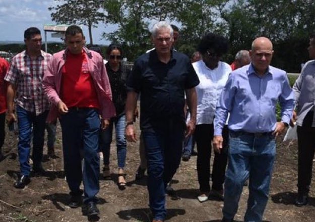 Rodrigo Malmierca Díaz (@r_malmierca) on Twitter photo #Cuba conmemora el 68 aniversario del combate del Uvero, que al decir del Che, marcó mayoría de edad de la guerrilla en Sierra Maestra. Presidente <a href="/DiazCanelB/">Miguel Díaz-Canel Bermúdez</a> encabezó el acto y luego continuó recorrido trabajo en provincia Santiago de Cuba. #Cuba conmemora el 68 aniversario del combate del Uvero, que al decir del Che, marcó mayoría de edad de la guerrilla en Sierra Maestra. Presidente <a href="/DiazCanelB/">Miguel Díaz-Canel Bermúdez</a> encabezó el acto y luego continuó recorrido trabajo en provincia Santiago de Cuba.